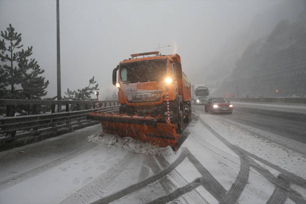 Beklenen kar yağışı başladı, trafik aksıyor 24